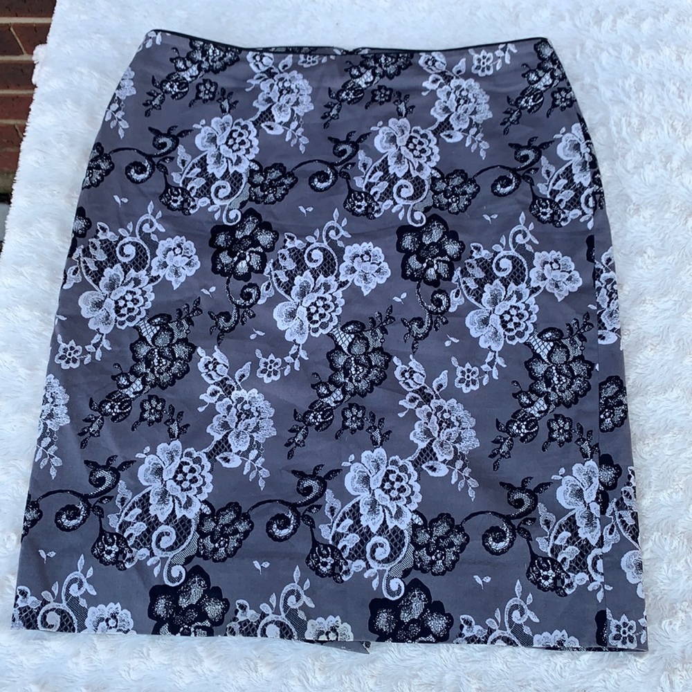 White House black martlet mid length floral print skirt sz 6